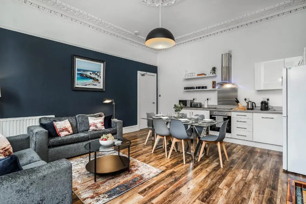 Renfrew Residence Central Glasgow 4-Bed Flat