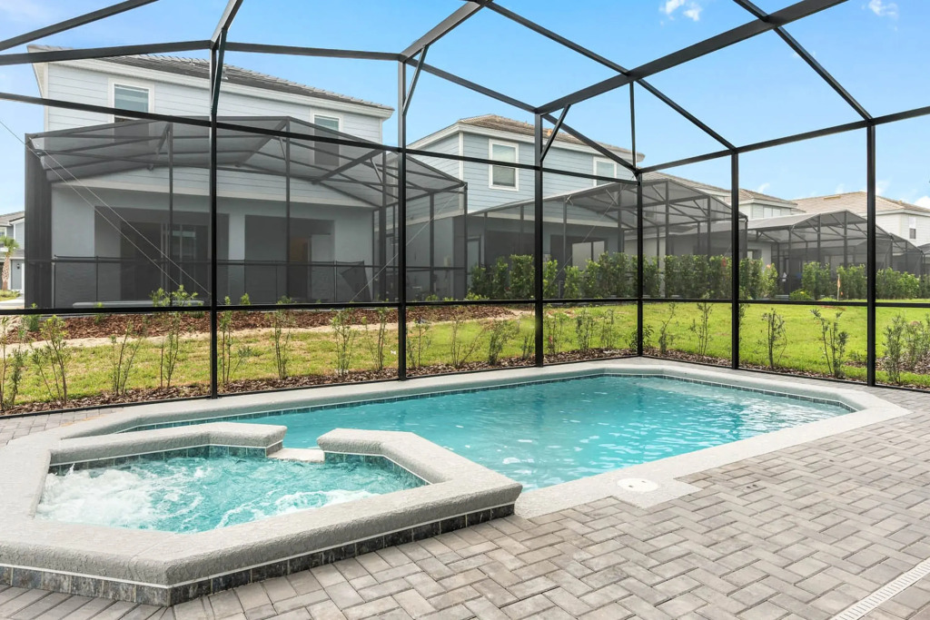Upstay - 17 Guest Home w Pool  Hot Tub  BBQ  Games, Davenport