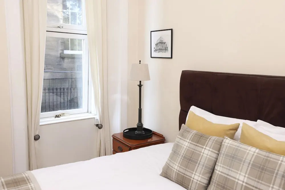 JOIVY Stunning Ground-floor 2bedrm New Town Apt