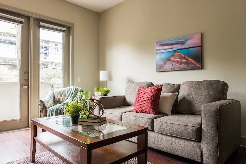 Design District Apts Near Market Ctr by Frontdesk