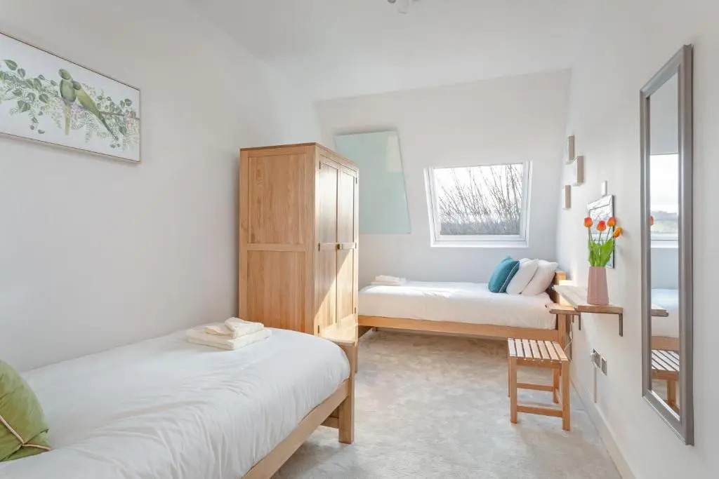 Stylish & Modern: Central Hitchin - with Parking