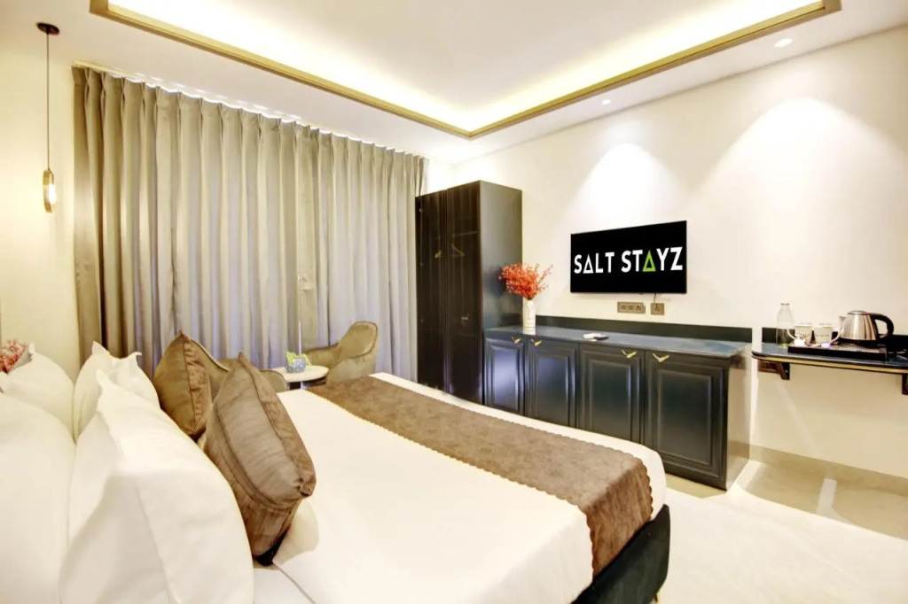 Saltstayz Premier - Galleria Market Road & Sector 27