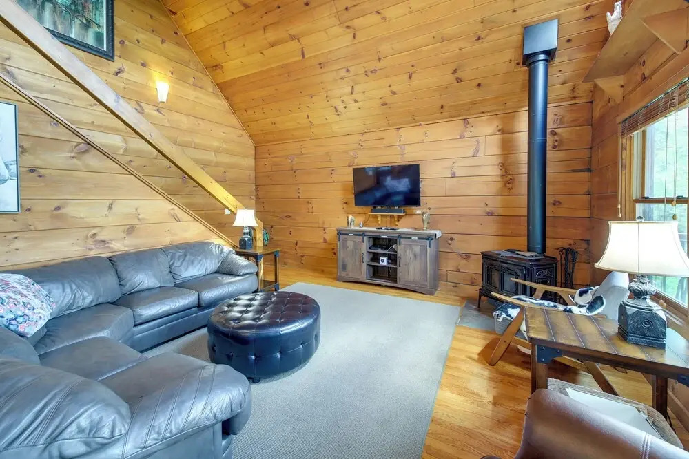 Sevierville Cabin w/ Hot Tub & Mountain-view Deck