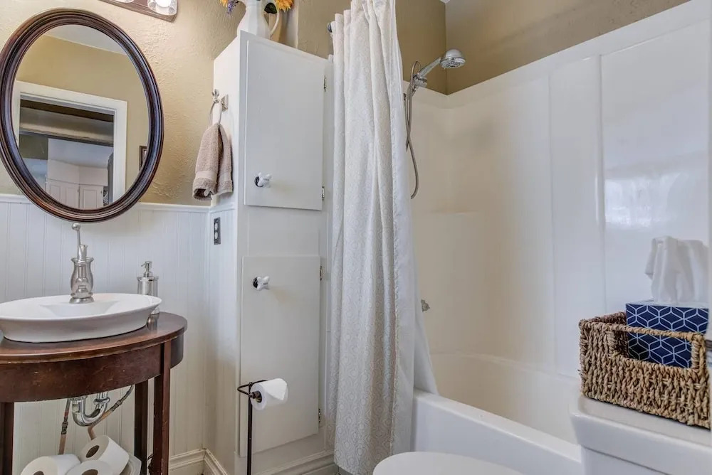 1893 Classic 4 Blocks From Great Dining & Shops
