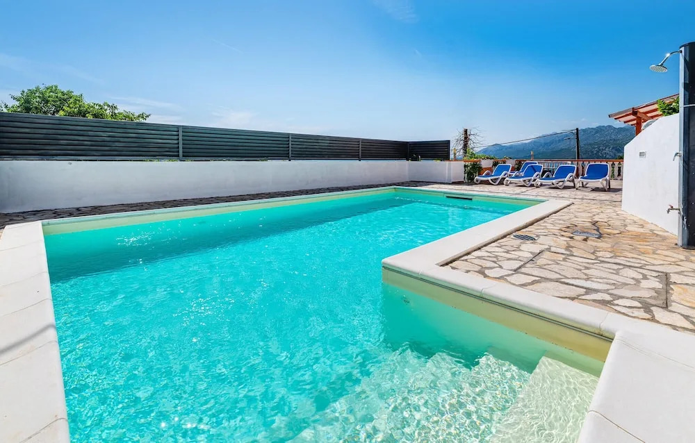 Five-Bedroom Holiday Home In Rovanjska