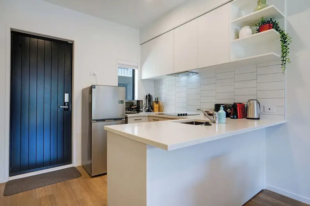 Huntington Townhouse with Patio and Parking