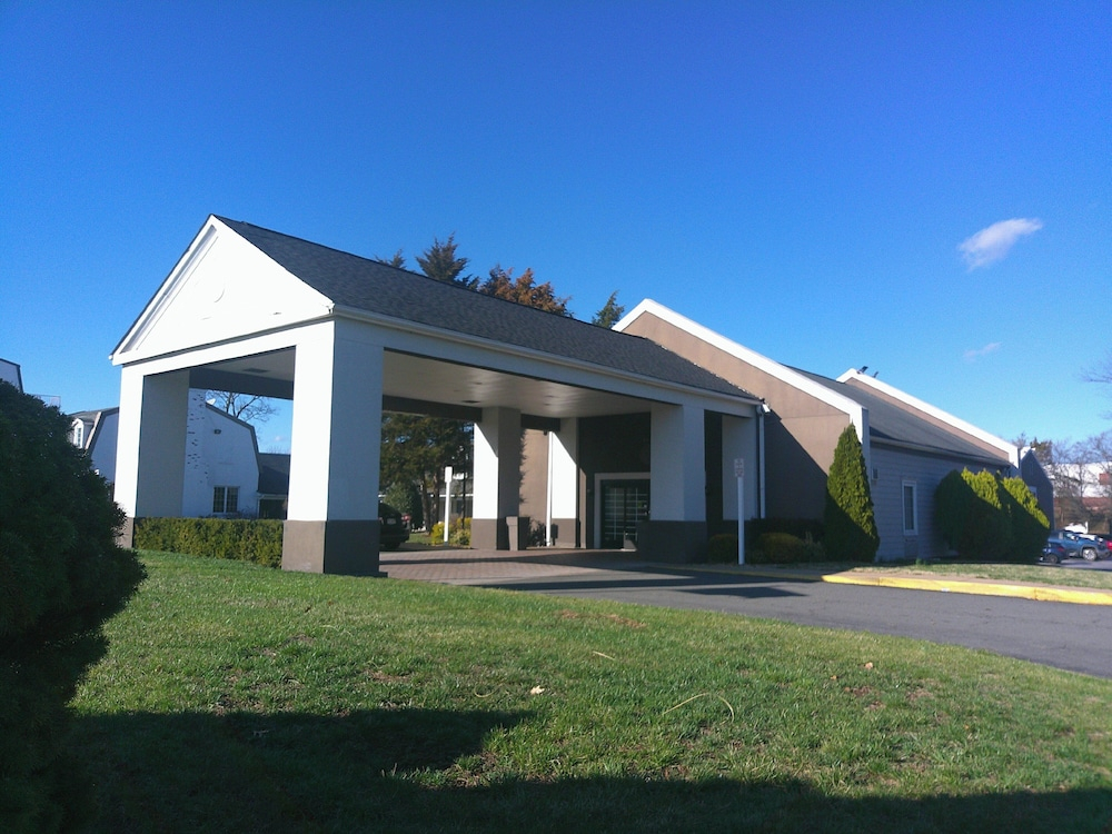 HomeTowne Studios by Red Roof Leesburg