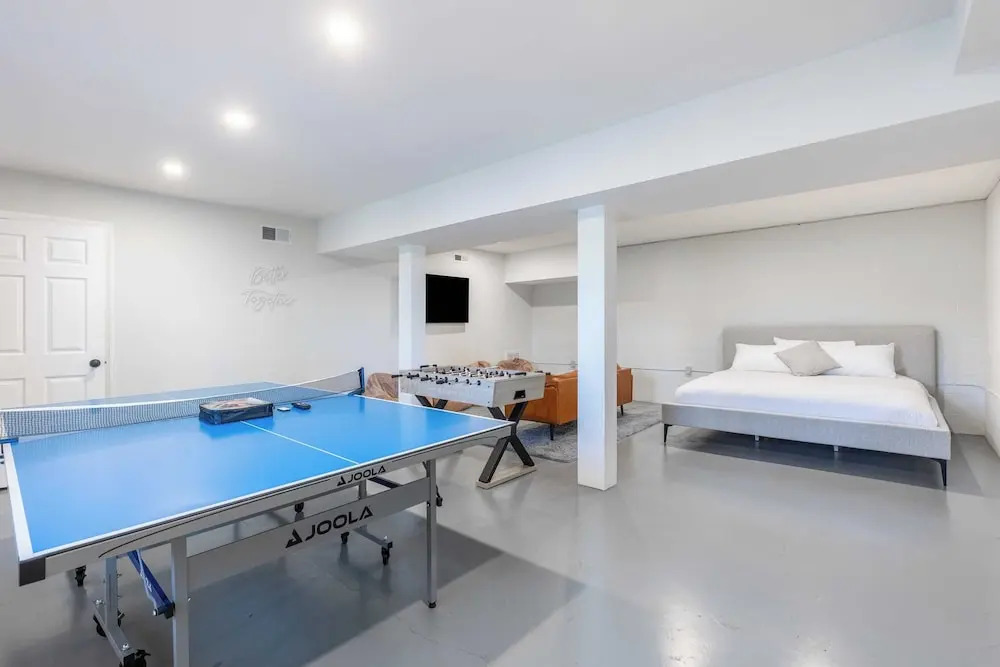 Dudley II by Avantstay Game Room + Enclosed Deck w/ Hot Tub & Views Cozy