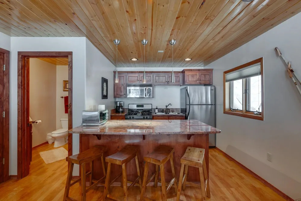 Cozy Streamside Studio - 2 Mi to Taos Ski Resort!