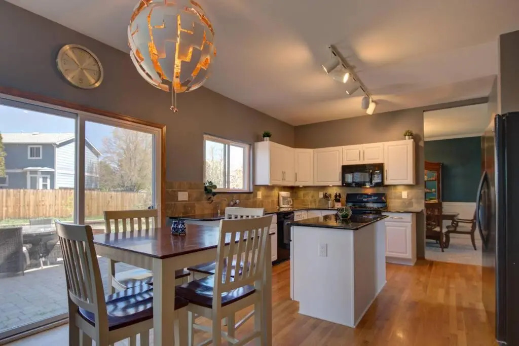 Mtn Views, Quiet Oasis/King Beds+Centrally Located