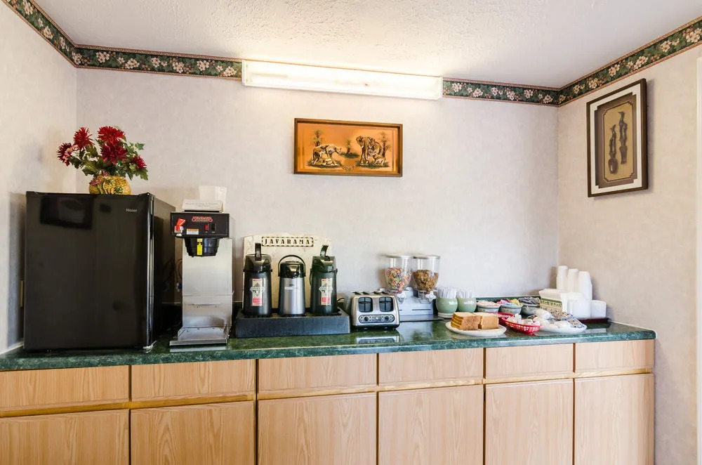 Econo Lodge Pottery
