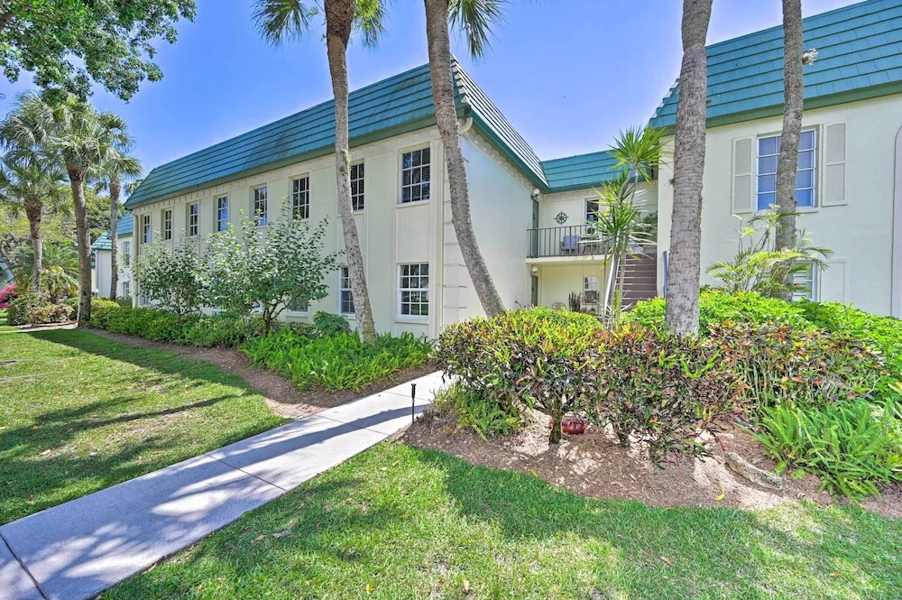 Naples Condo w/ Enclosed Balcony & Lake Views!