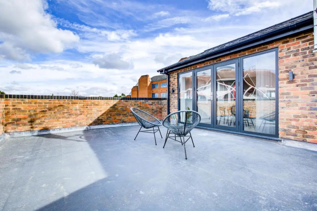 Hybrid Resi - Uxbridge, On-site CAR or VAN parking, near London Heathrow Airport