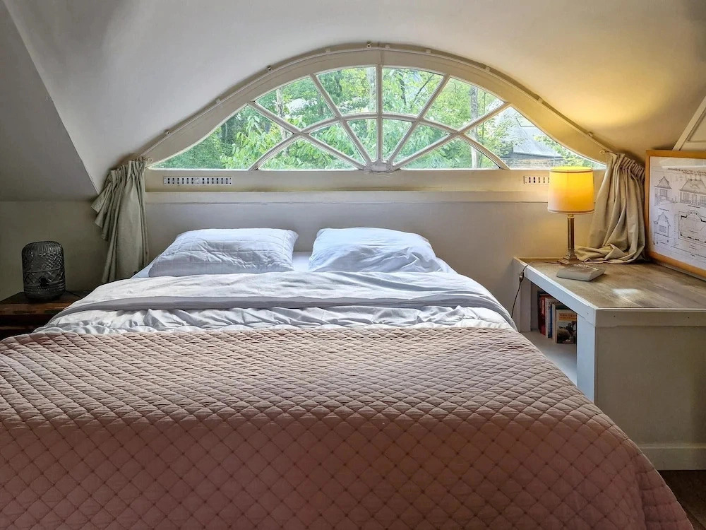 Historic Romantic Pavilion Retreat for 4