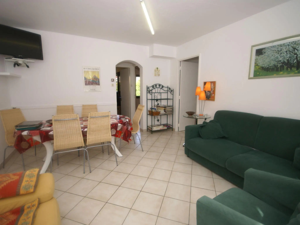 Snug Holiday Home with Fenced Garden, Garden Furniture, BBQ