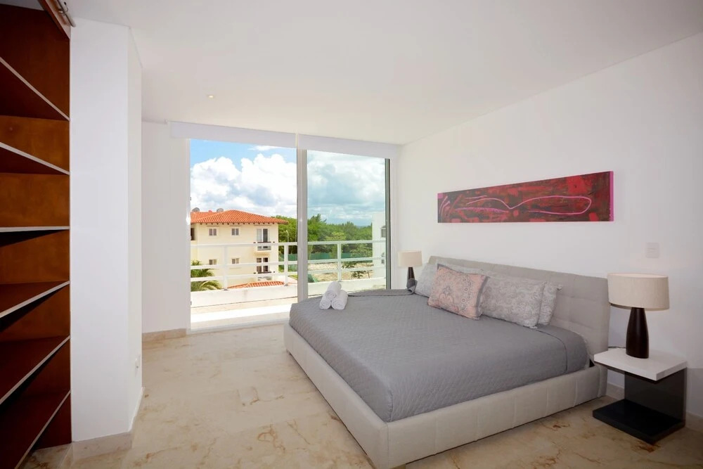 Stylish 2BR a few steps to the beach with pools by Happy Address