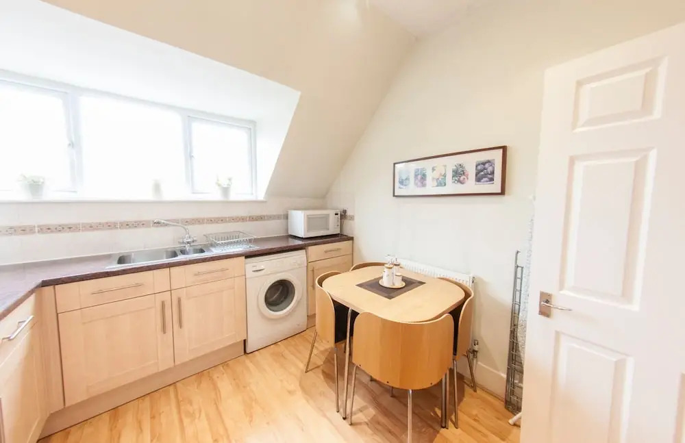 Bright, Airy 2BR Ealing Broadway Flat for 4