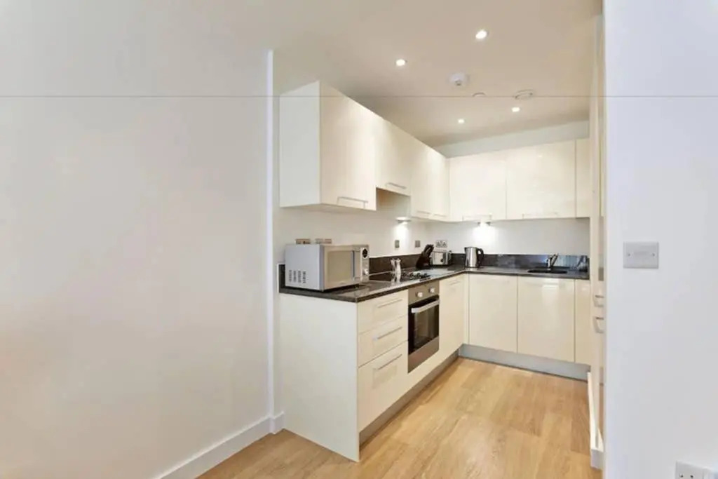 MODERN APARTMENT at SLOUGH STATION, LONDON IN 18 MINS!