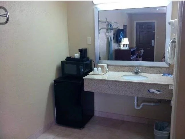 Deluxe Inn Motel