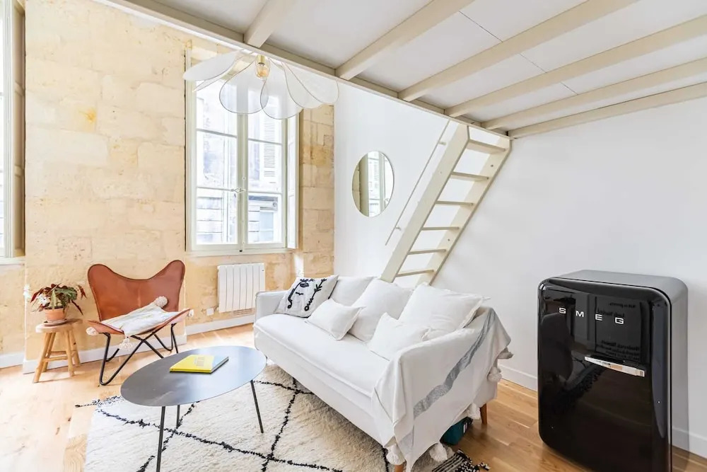 Bright and Cosy Studio in the Historical Heart of Bordeaux by GuestReady