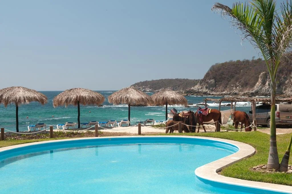 Manta Raya Hotel - right on the beach