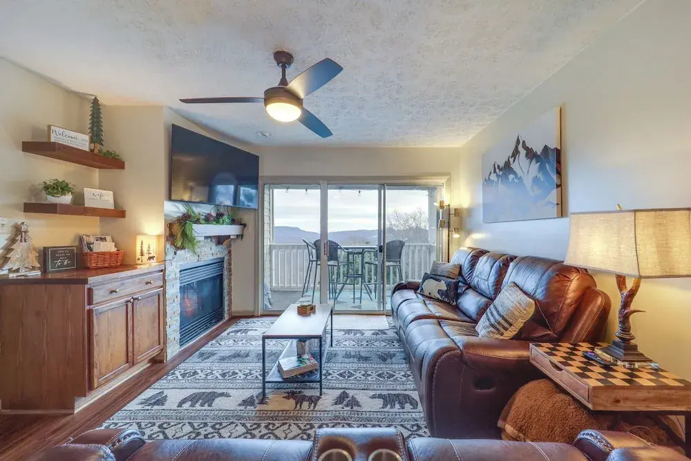 Cozy Condo w/ Balcony & Views in Beech Mountain!