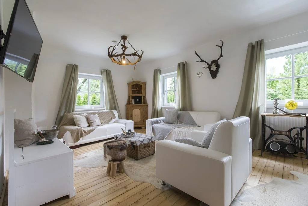 Forest Chalet, all famous ski areas around us, 15 min to city of salzburg, mountainview, panorama sauna, bath whirlpool, fire pit in garden up to 10 p