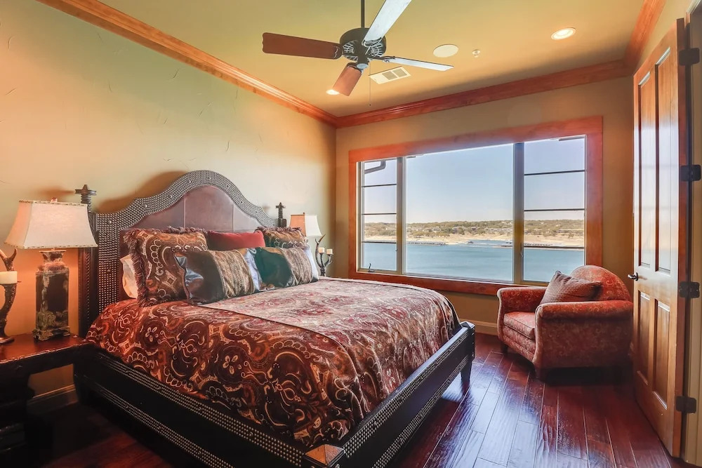 Top-floor Lake-view Condo w/ Boat Dock Access