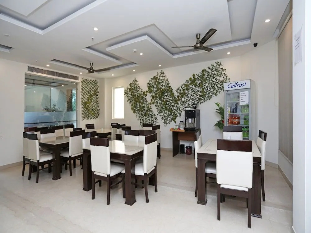 OYO 9532 Hotel Q-Cent