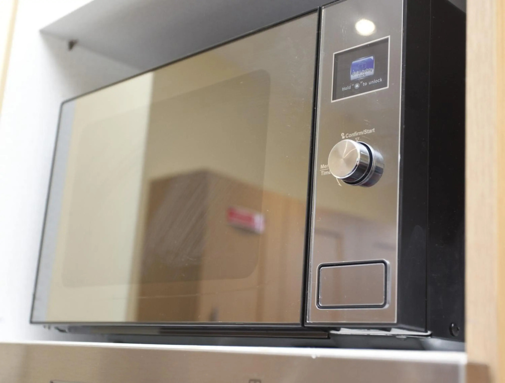 Emporium Nottingham - Your own City Centre Self Catering Apartment - with 3 Bathrooms and Full Kitchen, ideal for Contractors too - Outside Smoking Area - "Cook as you would at Home" - by Victoria Centre Shopping Centre on Huntingdon Street