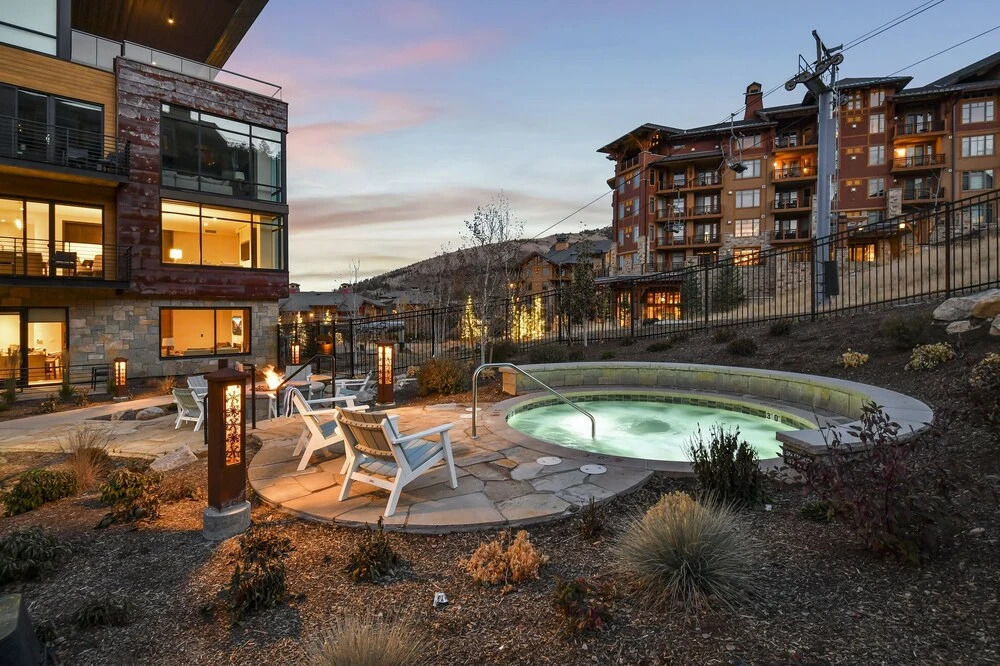 Modern & Luxurious 2 Br - Ski In/ski Out! 2 Bedroom Condo by Redawning