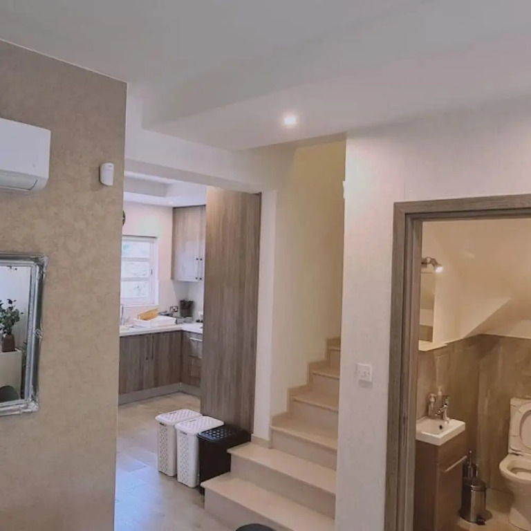 29 LIM - Downtown Retreat