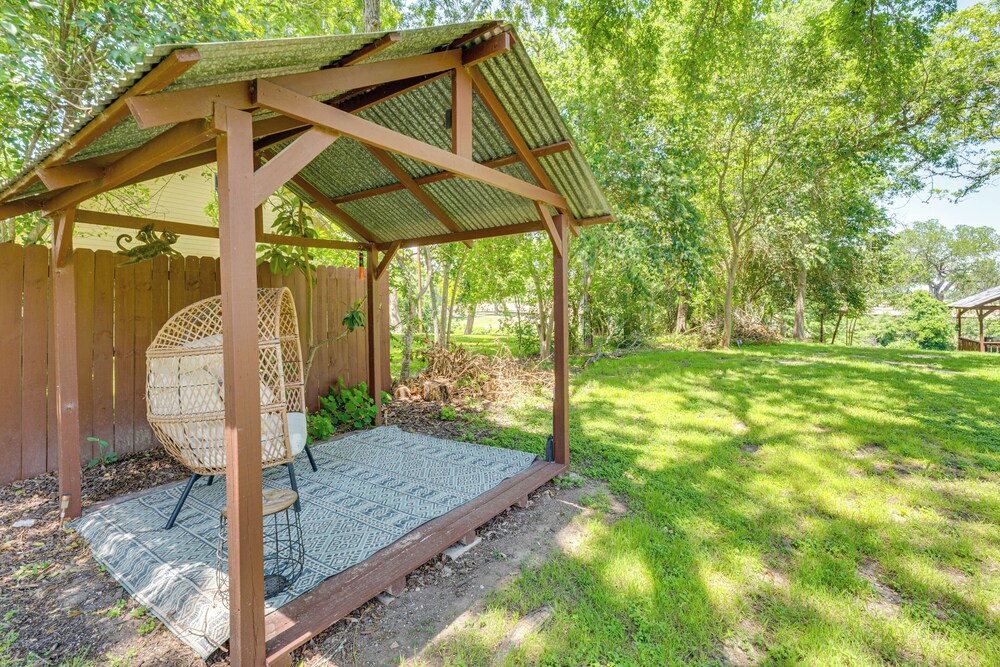 Seguin Riverfront Retreat: Fishing Dock + Kayaks!