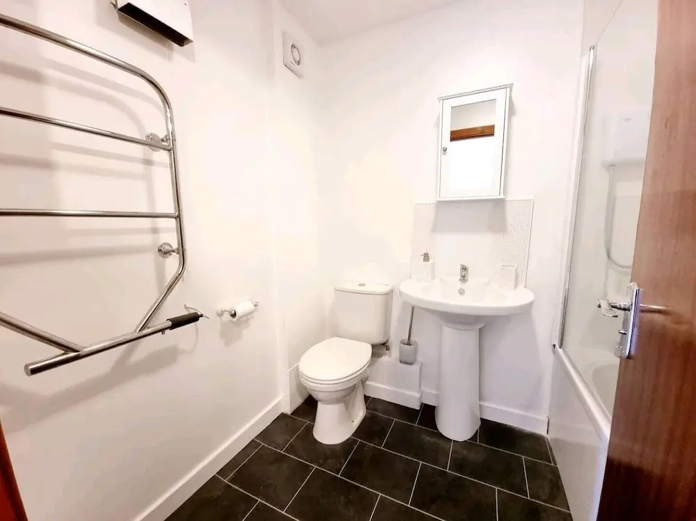 Lovely 2 bed with free parking