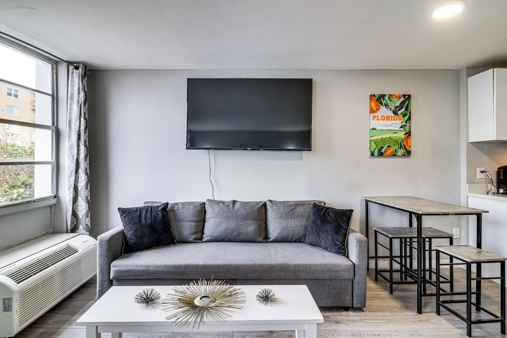 2 Blocks to Shore! Chic South Beach Studio