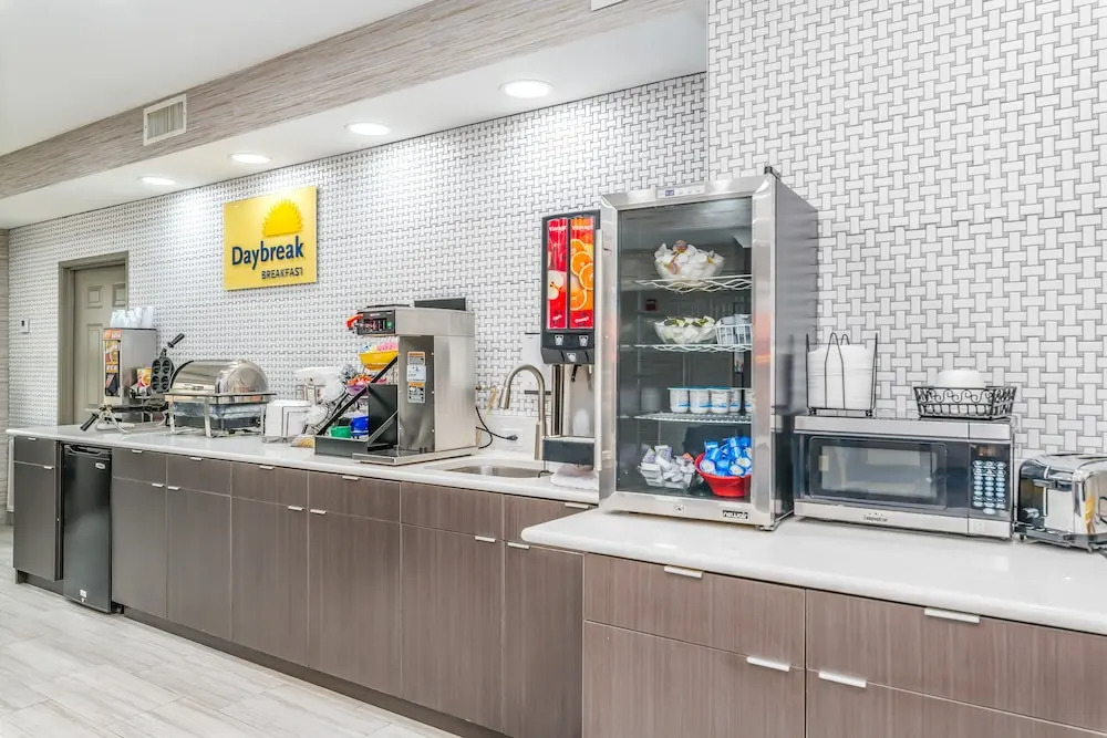 Days Inn & Suites Prattville-Montgomery