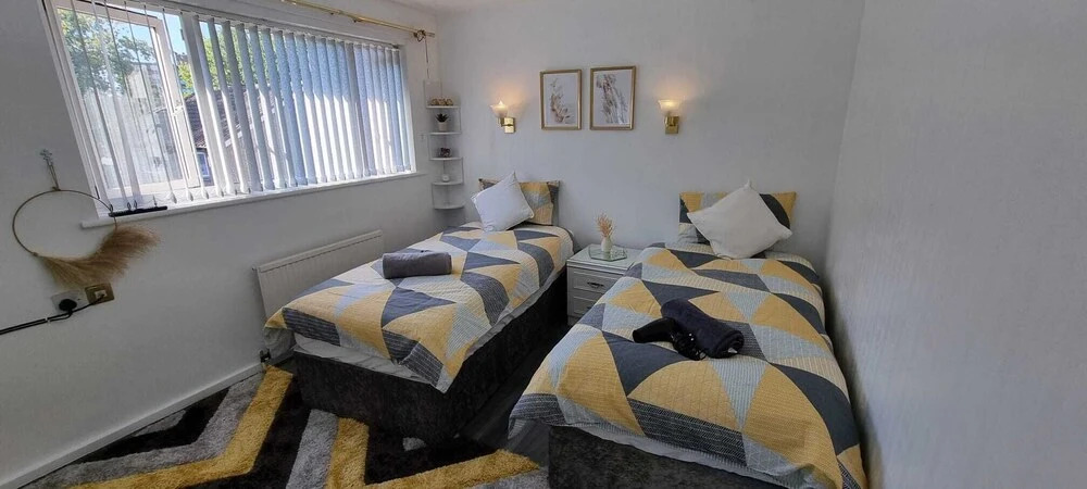Modern 2-Bed Home - Private Garden Parking & WiFi