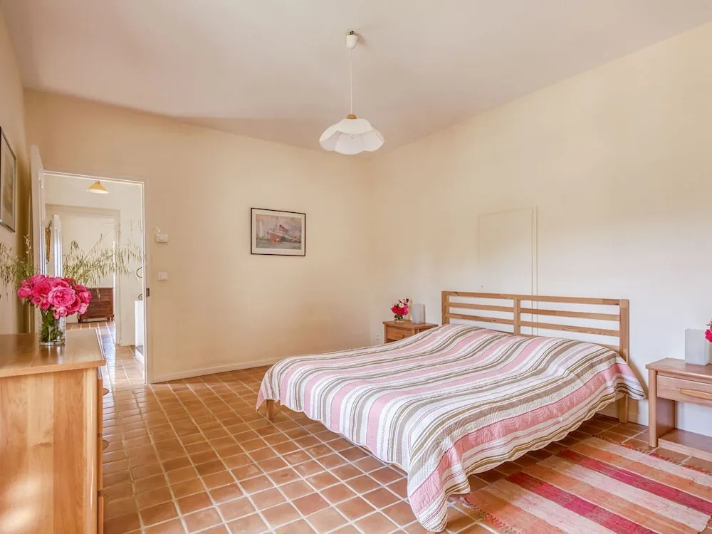 Quaint Holiday Home in Rustrel With Swimming Pool
