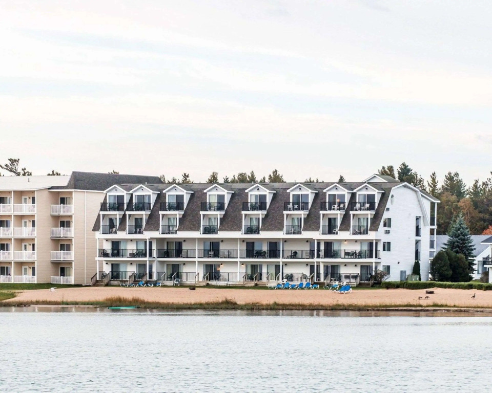 Quality Inn & Suites Mackinaw City Beachfront