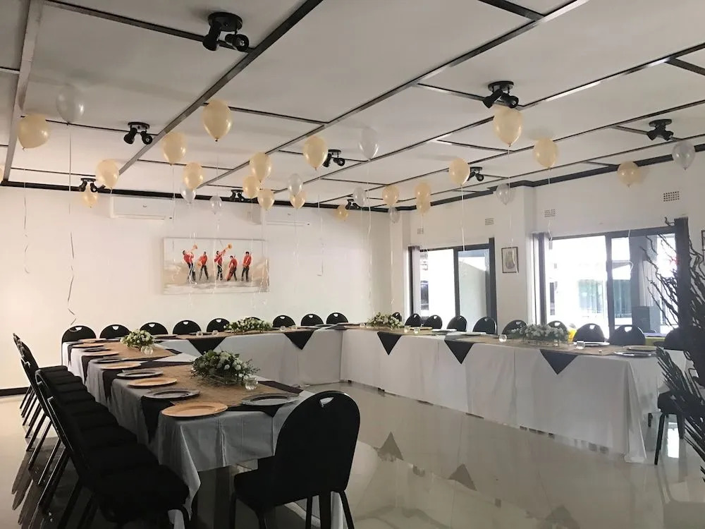 Le Dolphin's Grand Paradiso Hotel