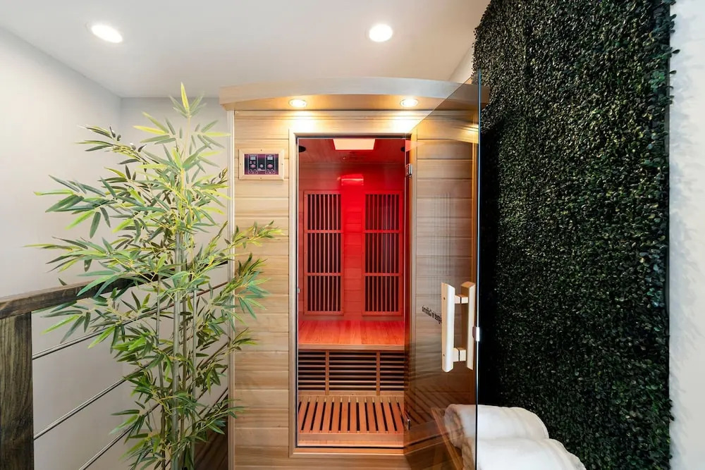 Magnificent NEW Home w 8 Beds Free Parking