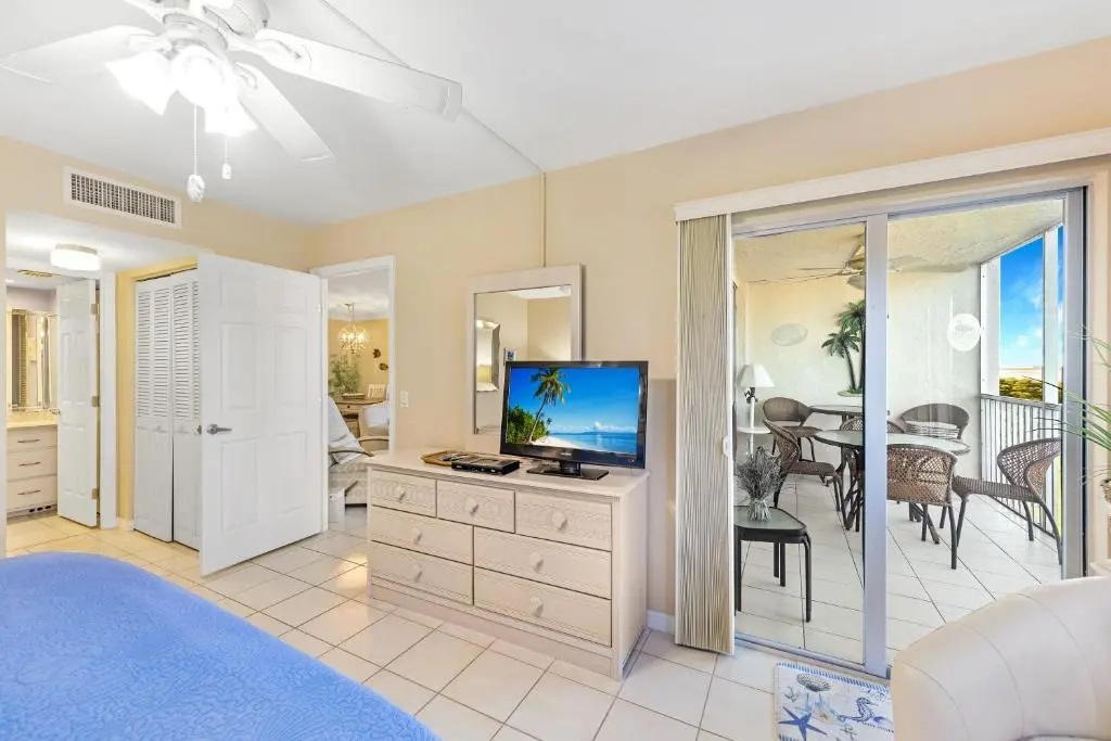 Sun Caper 208, Sleeps 6, Gulf Front, 2 Bedrooms, Elevator, Heated Pool