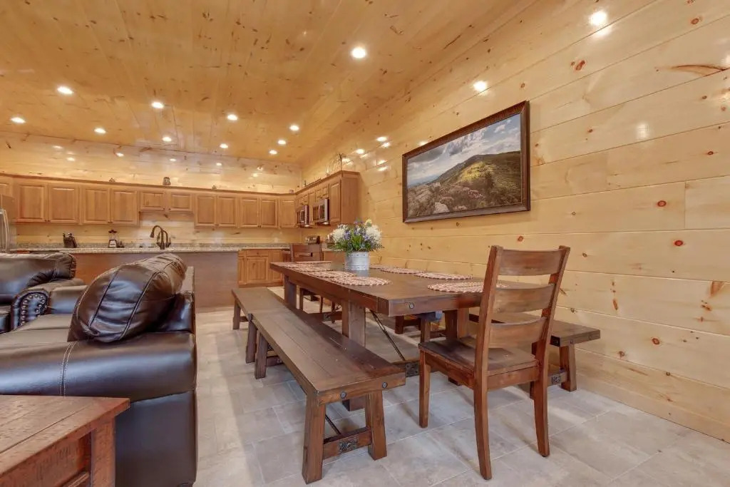 Smoky Mountain Splash, 6 Bedroom, Private Pool, WiFi, Pool Table, Sleeps 18