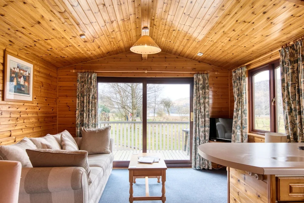 Lapwing Lodge with loch and mountain view