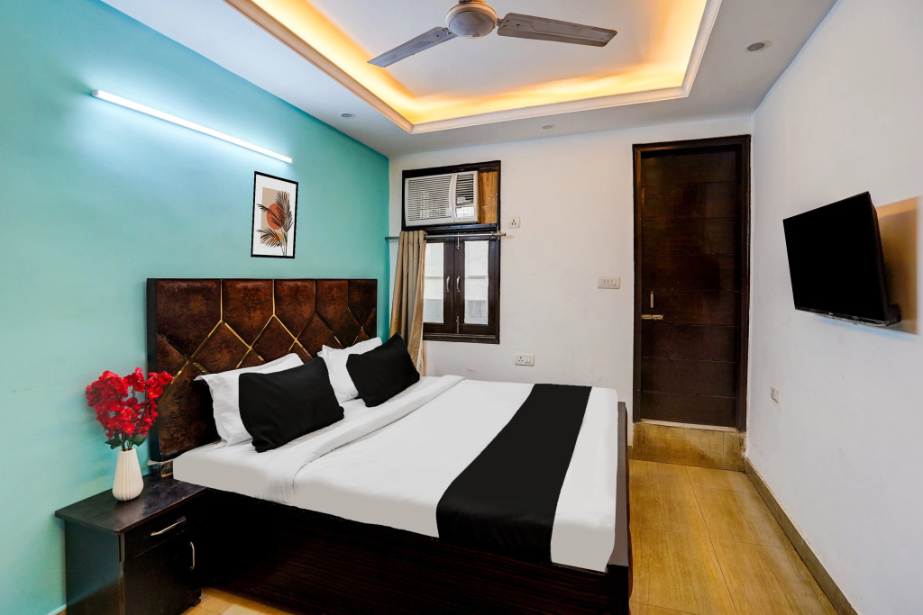 Super Hotel O Silver Key KD plaza Near Saket Metro station