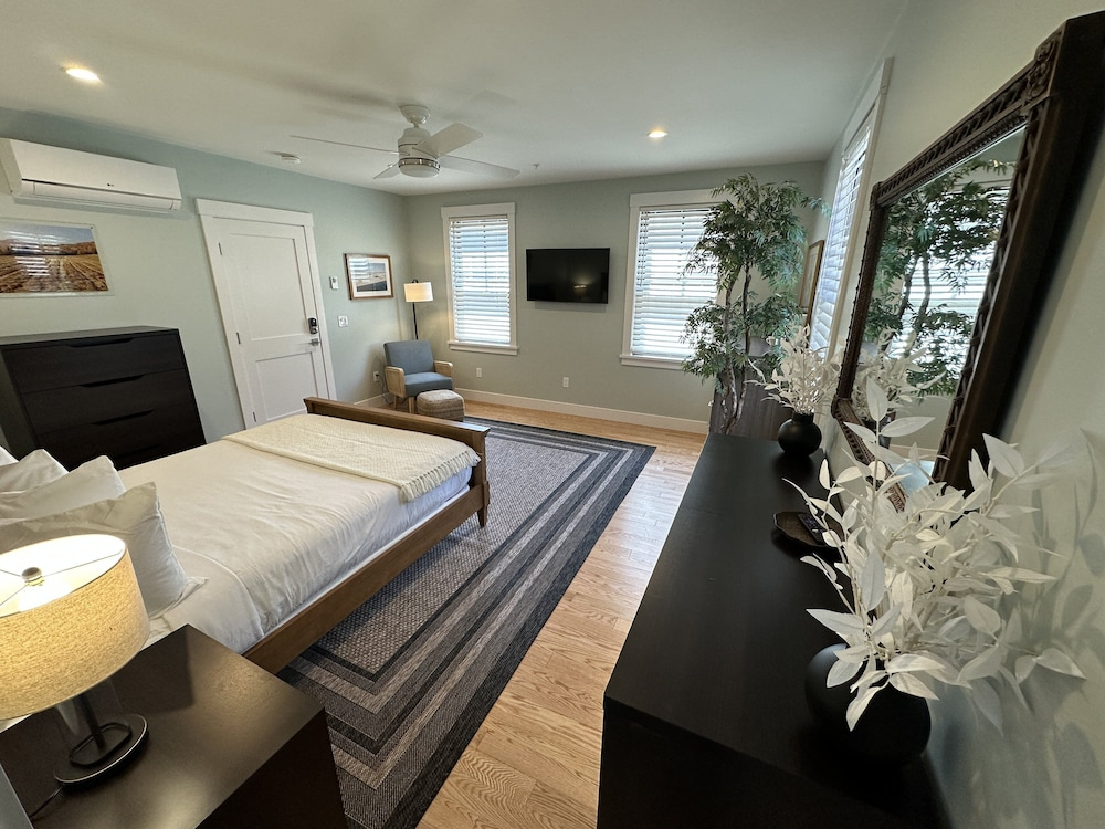 Epic Downtown Newport 6br Whole House W/ Parking 6 Bedroom Home