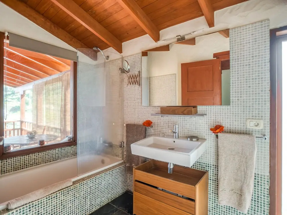 Cozy Holiday Home in San Mateo with Hot Tub