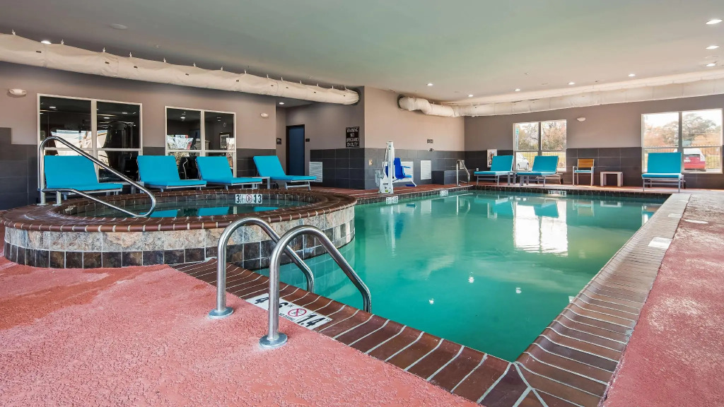 Del-Mar Airport Inn & Suites