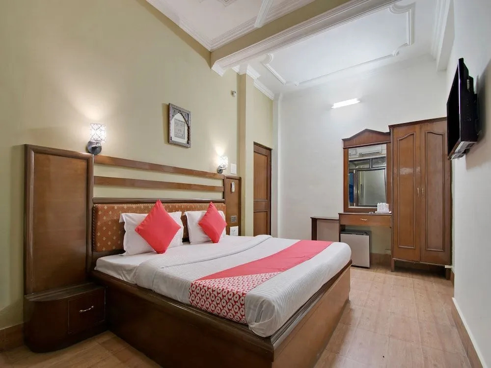 Oyo 26837 Hotel White House