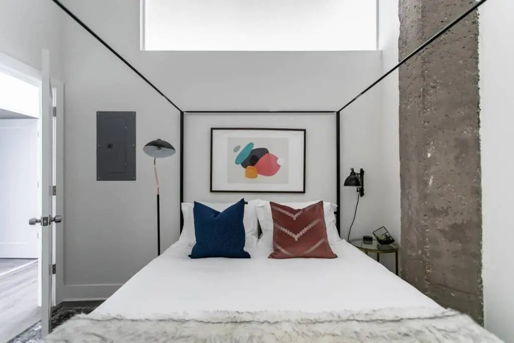 McCormick Place modern 2br-2ba Loft with optional parking for 6 guests